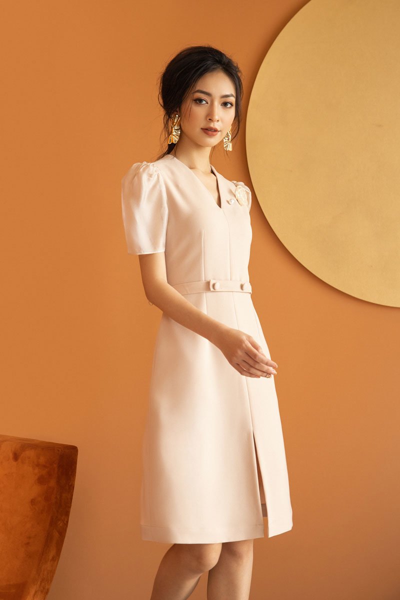 Form dang xòe khiến nàng trẻ trung, thanh lịch