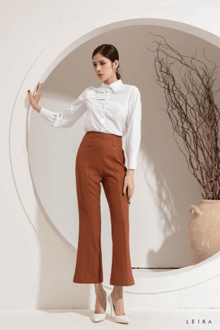 mặc áo sơ mi trắng