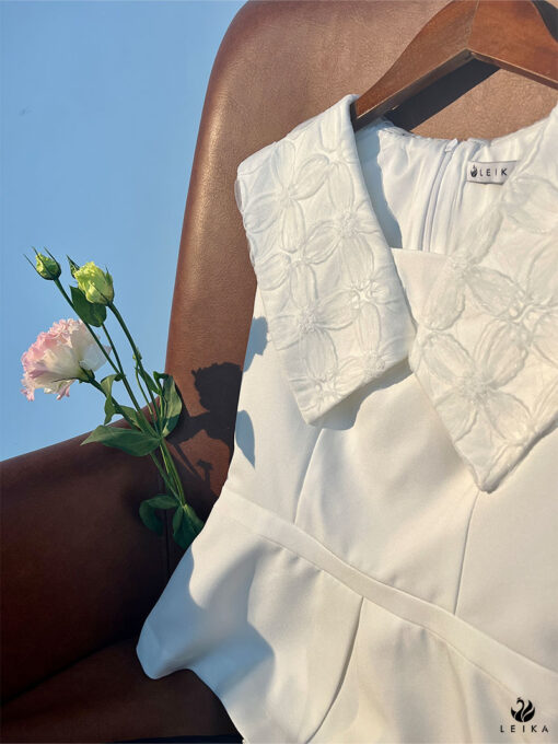 Áo kiểu cổ to phủ ren gân