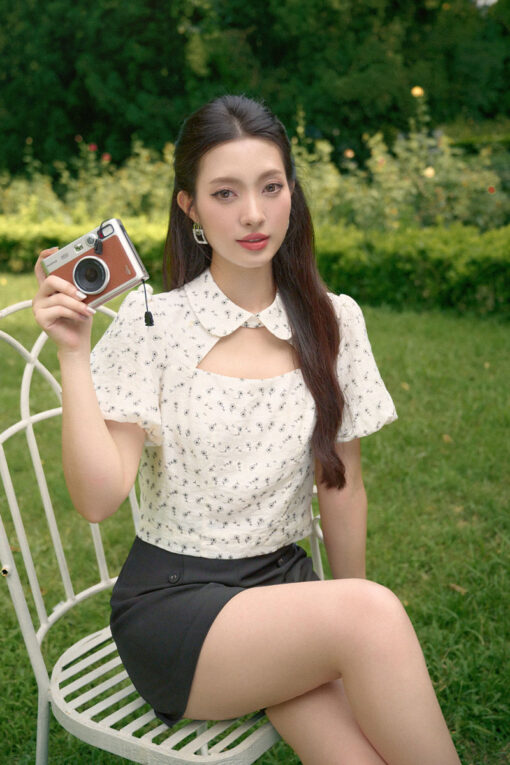 Áo kiểu croptop cổ sen cut out ngực