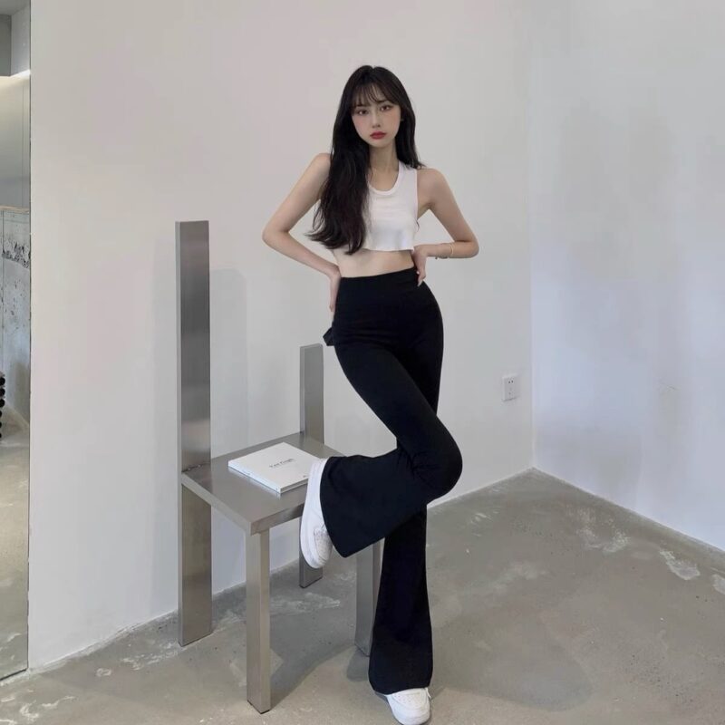 Quần ống loe đen phối với áo gì để thật sành điệu? Mẹo phối đồ với quần ống loe đen
