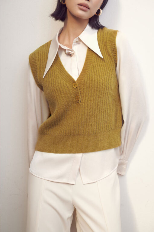 Sơ mi DT cổ nhọn đính cúc trang trí