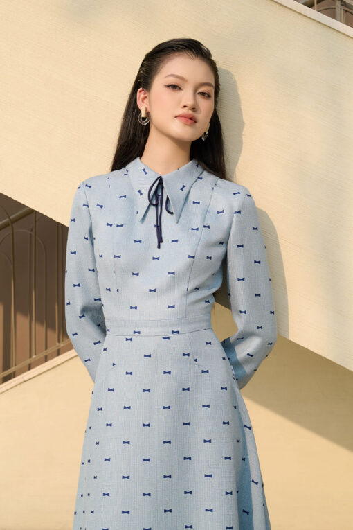 Đầm A xoè hoạ tiết nơ cổ đính nơ phối