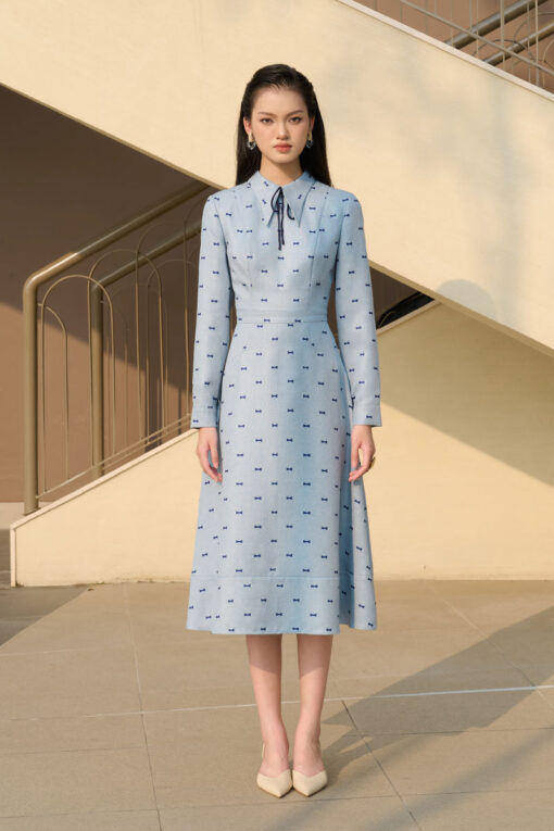 Đầm A xoè hoạ tiết nơ cổ đính nơ phối