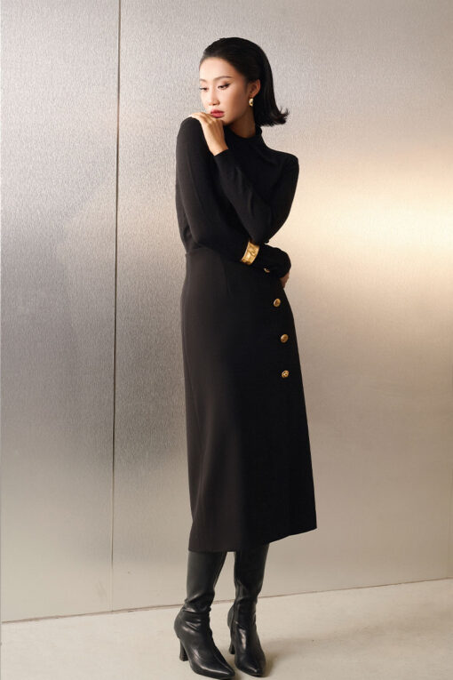 Chân váy dài xẻ trước đính cúc trắng trí