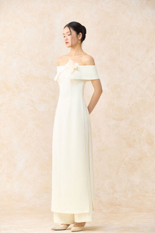 Bộ áo dài cách tân trễ vai ngực cài hoa