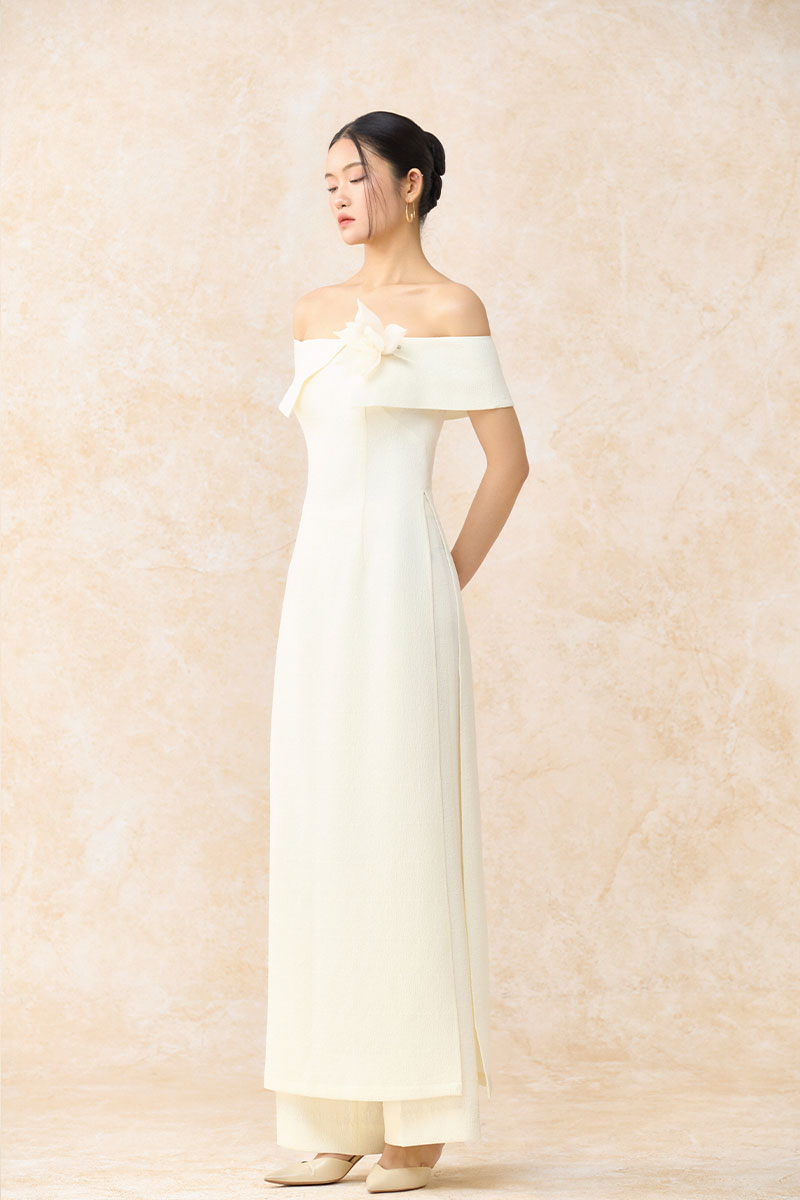 Bộ áo dài cách tân trễ vai ngực cài hoa