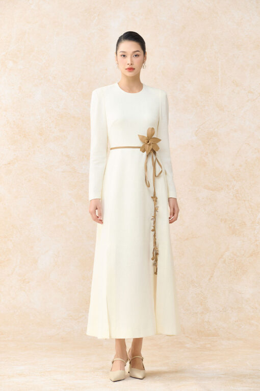 Đầm A dài cổ tròn xẻ gấu trước