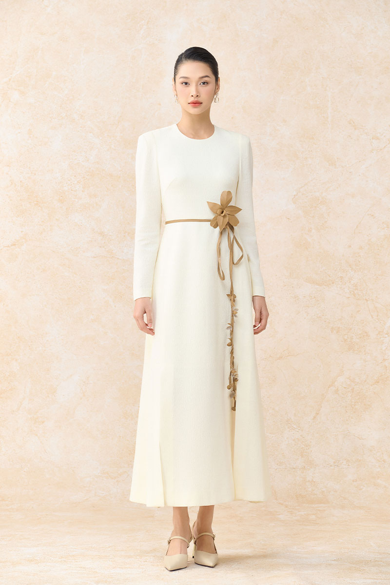 Đầm A dài cổ tròn xẻ gấu trước