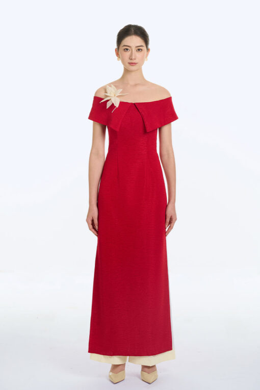 Bộ áo dài cách tân trễ vai ngực cài hoa