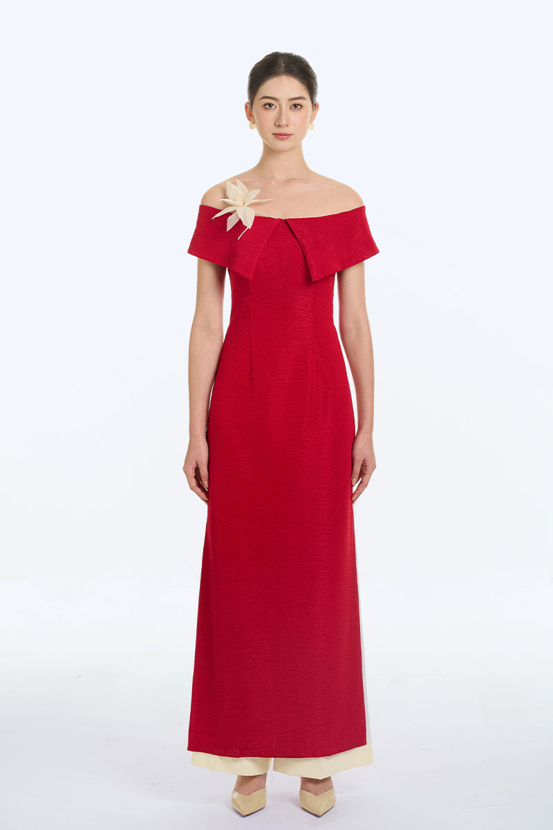 Bộ áo dài cách tân trễ vai ngực cài hoa