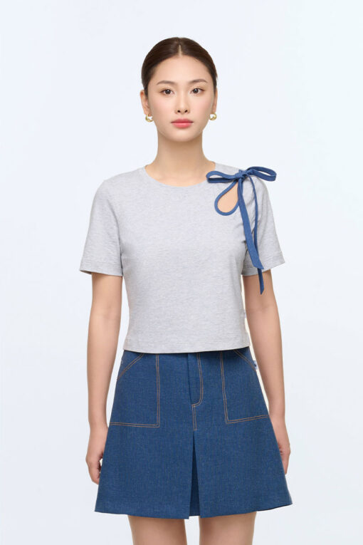 Áo thun khoét vai đính nơ