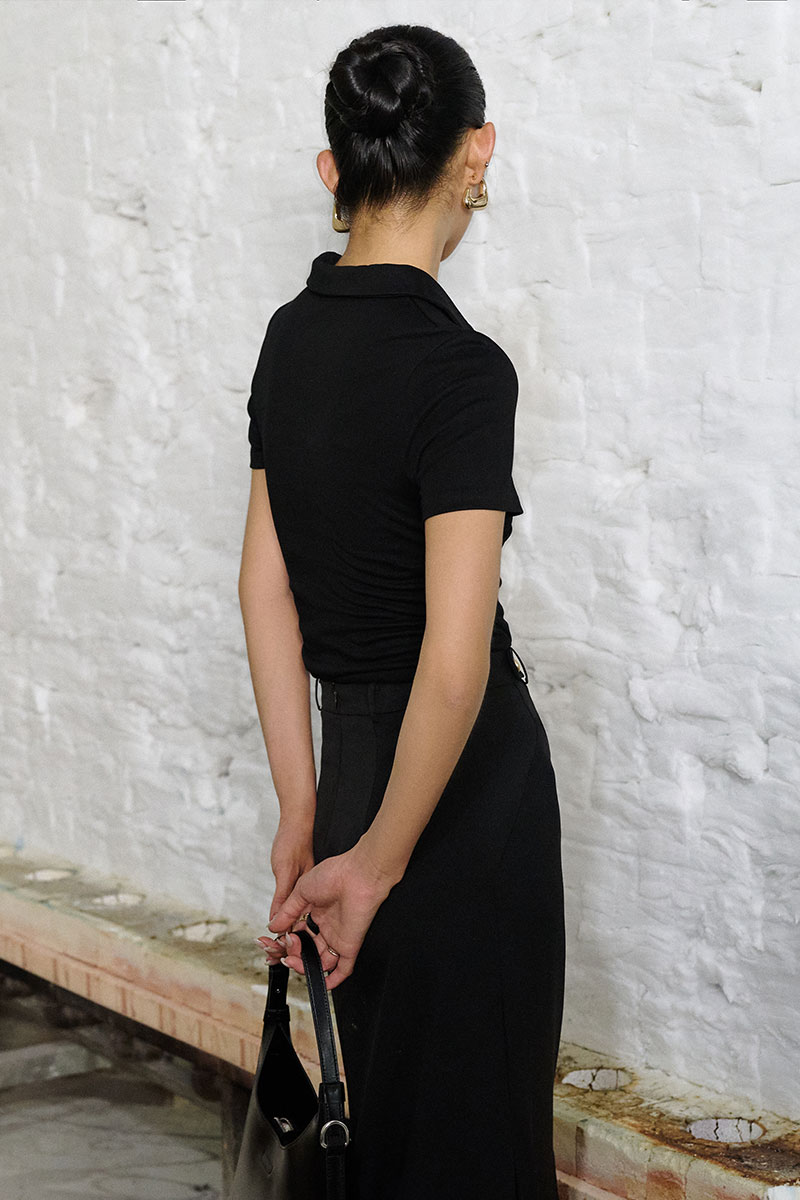 Áo polo cổ V xoắn ngực