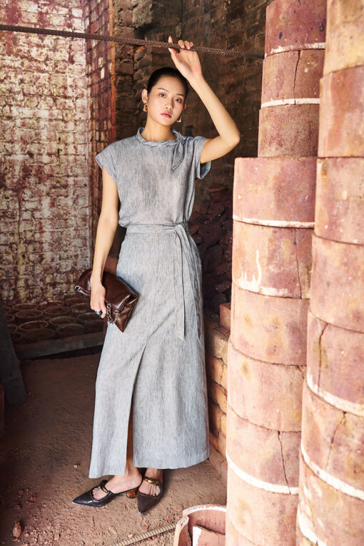 Chân váy dài xẻ trước cạp liền kèm dây