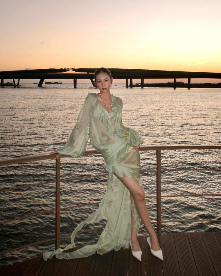 tạo dáng đi biển cho nữ