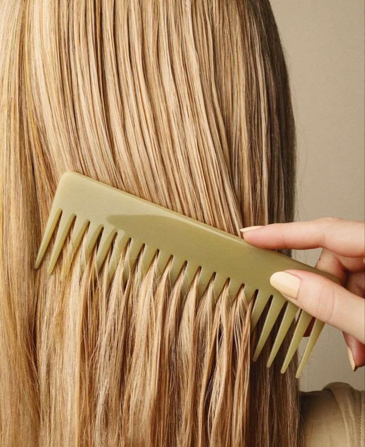 vì sao tóc nhanh bết