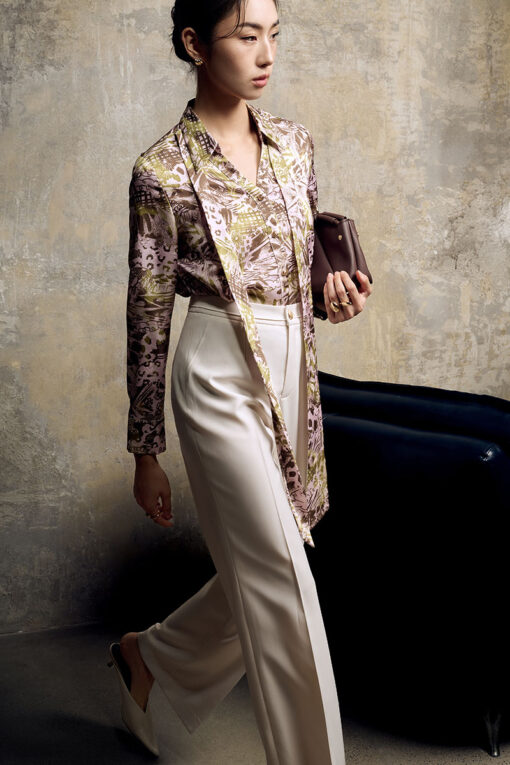 Áo sơ mi họa tiết cổ đức V thắt nơ