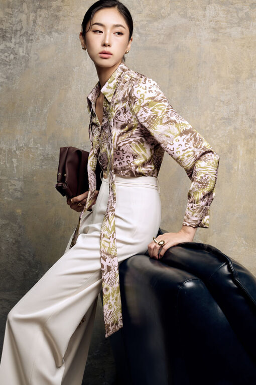 Áo sơ mi họa tiết cổ đức V thắt nơ