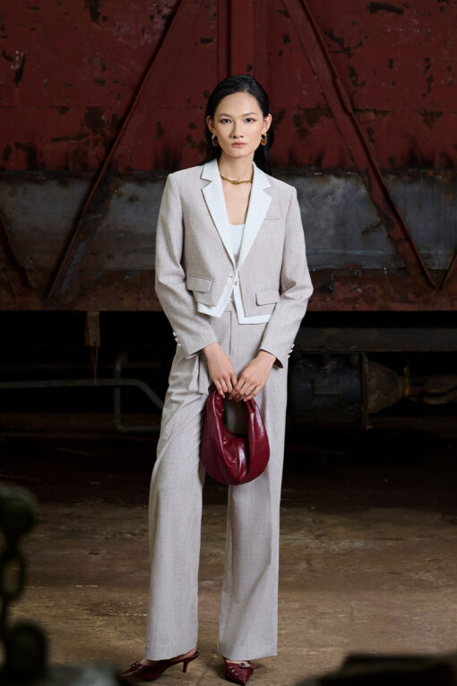 Áo vest dáng ngắn ve cổ phối trắng