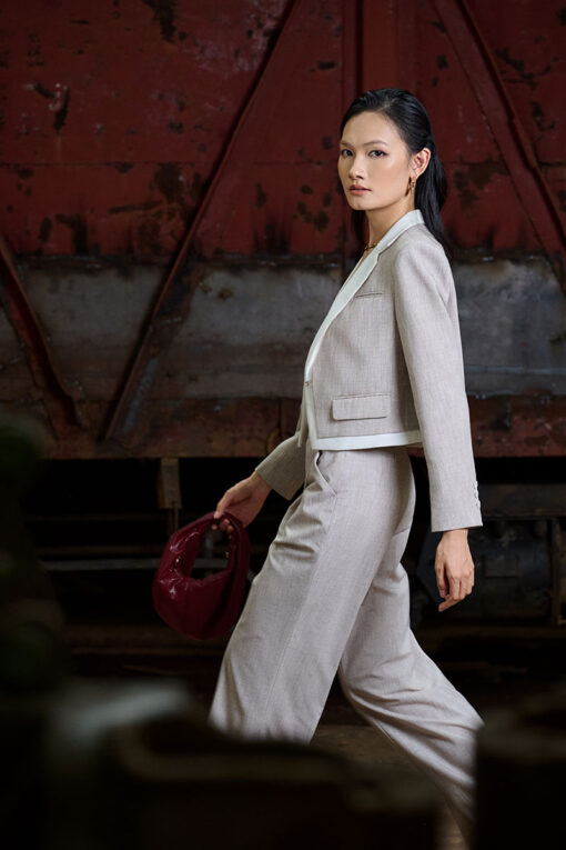 Áo vest dáng ngắn ve cổ phối trắng