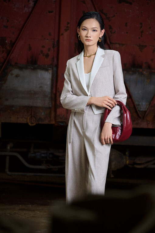 Áo vest dáng ngắn ve cổ phối trắng