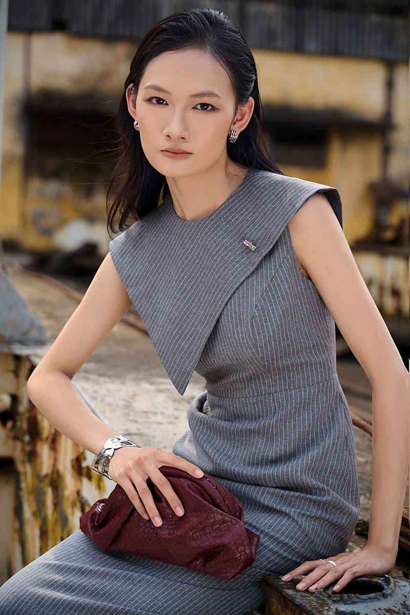 Đầm ôm vạt ngực bong chéo