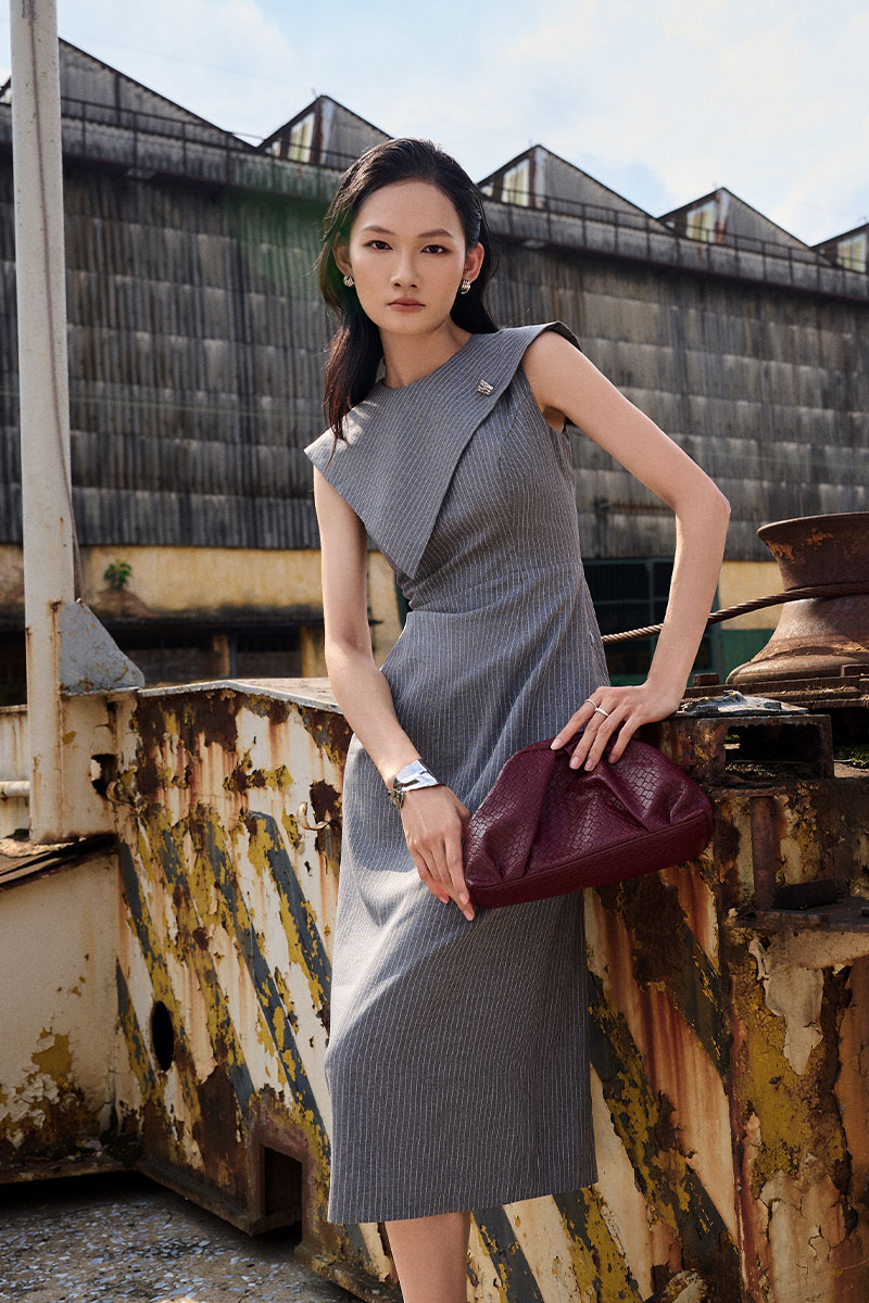 Đầm ôm vạt ngực bong chéo