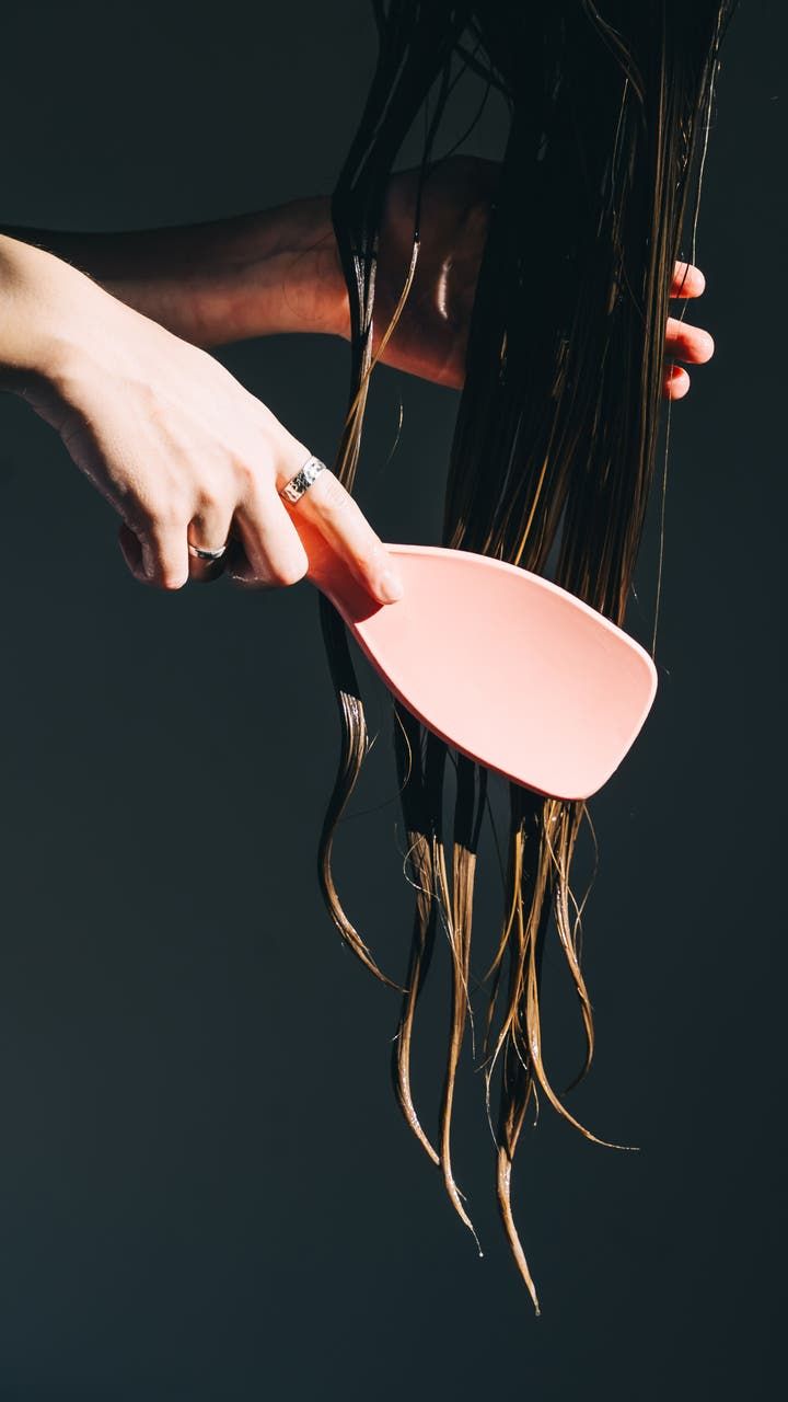 vì sao tóc nhanh bết