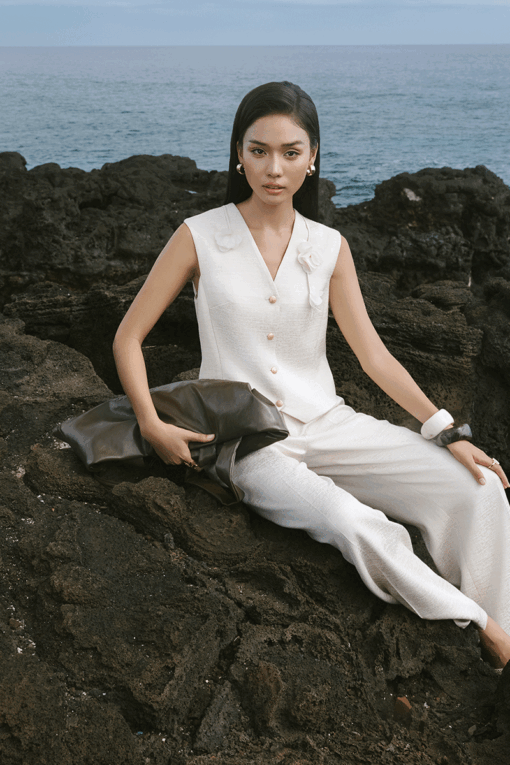 Áo kiểu SN cổ V đính dây hoa