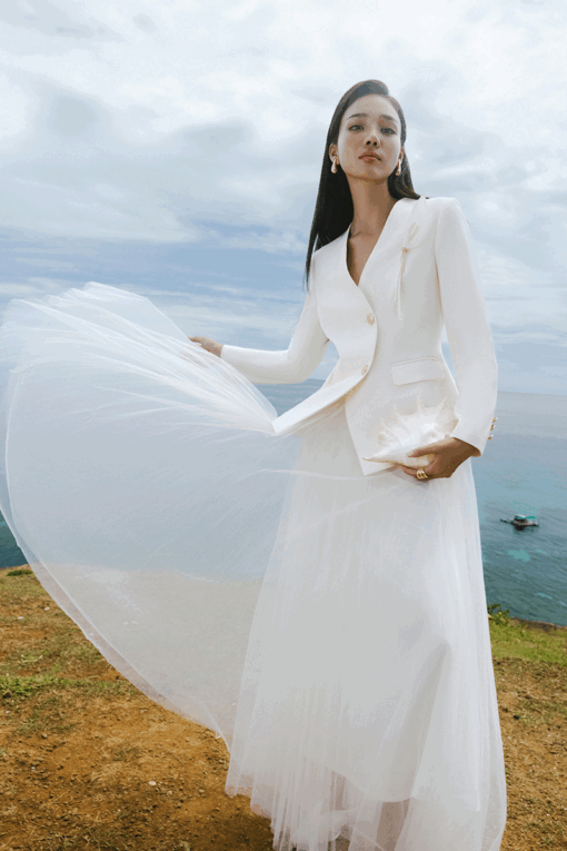 Áo vest dáng ôm nẹp cong ngực cài hoa rum