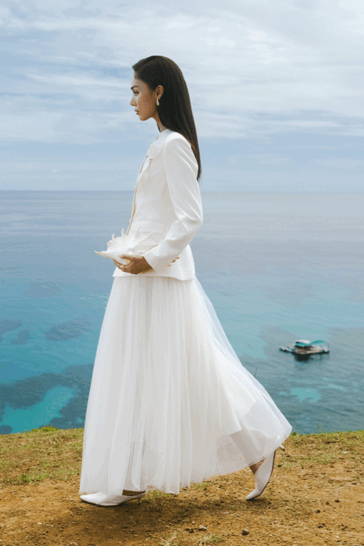 Áo vest dáng ôm nẹp cong ngực cài hoa rum