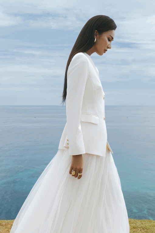 Áo vest dáng ôm nẹp cong ngực cài hoa rum