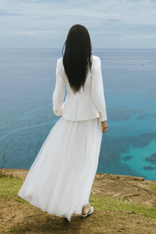 Áo vest dáng ôm nẹp cong ngực cài hoa rum