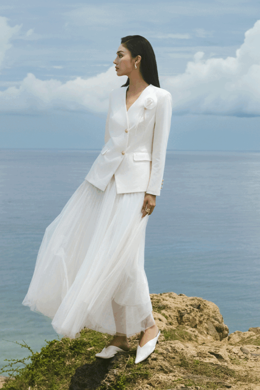 Áo vest dáng ôm nẹp cong ngực cài hoa rum