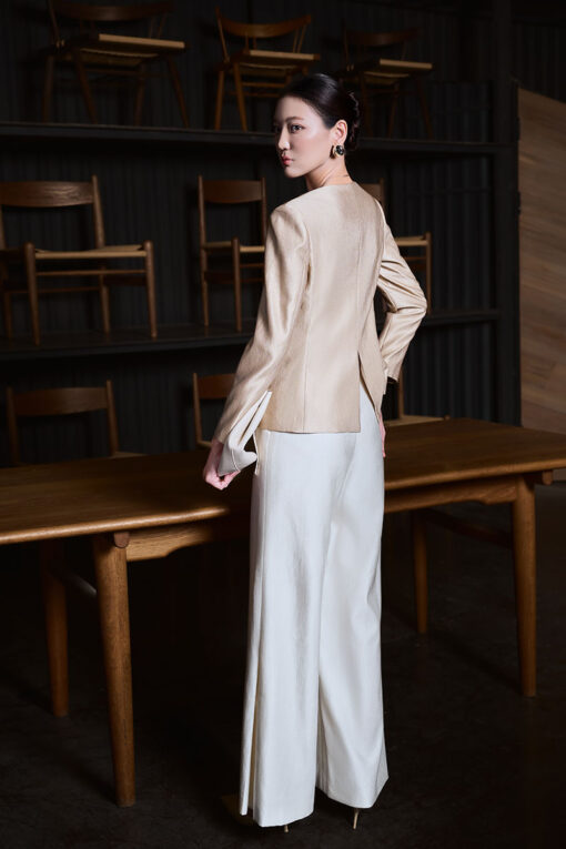 Áo vest ôm không cổ hoa cài ngực