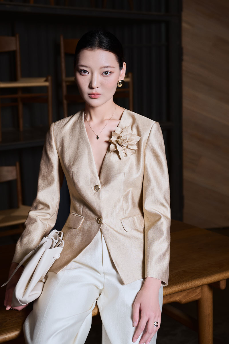 Áo vest ôm không cổ hoa cài ngực