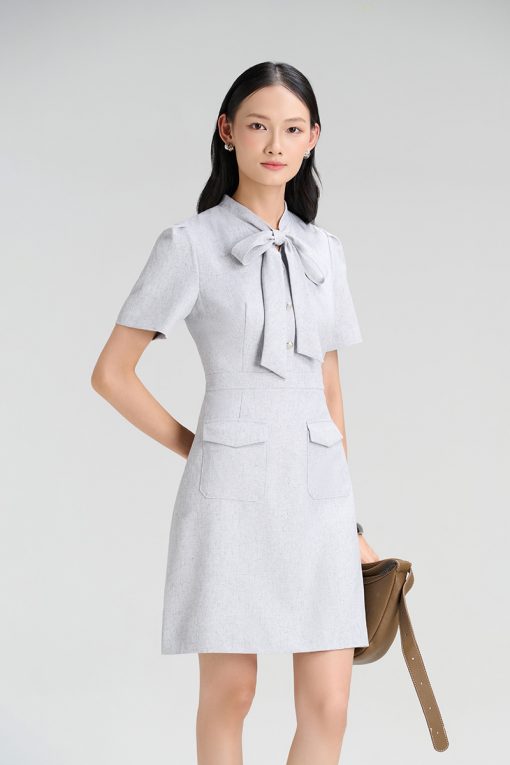 Đầm A cổ buộc nơ, túi ốp có nắp