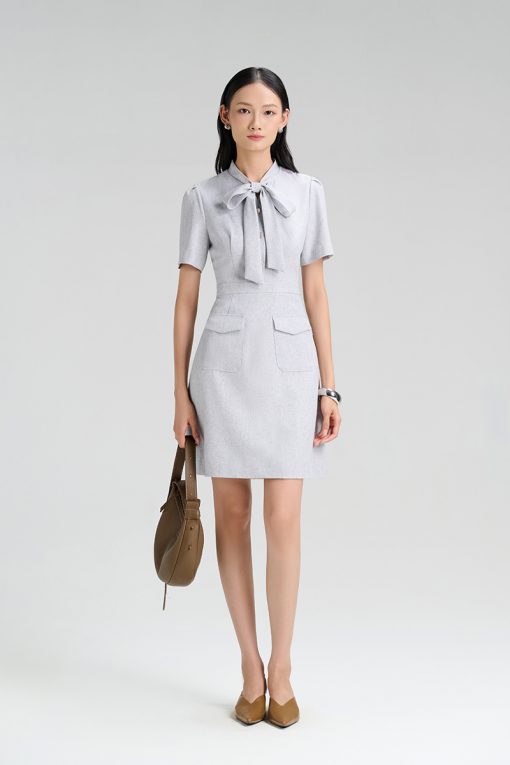 Đầm A cổ buộc nơ, túi ốp có nắp