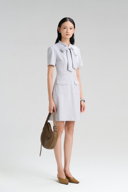 Đầm A cổ buộc nơ, túi ốp có nắp