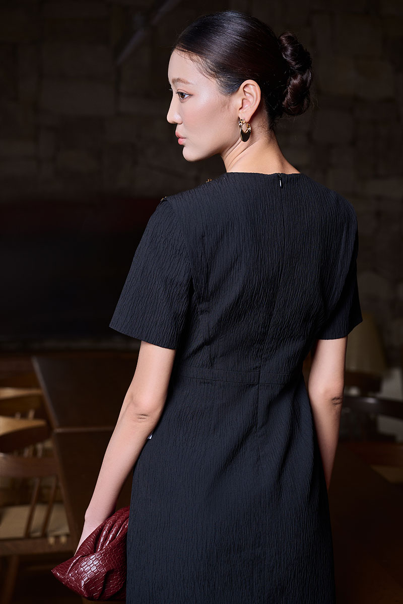 Đầm ôm vai chờm đính cúc trang trí