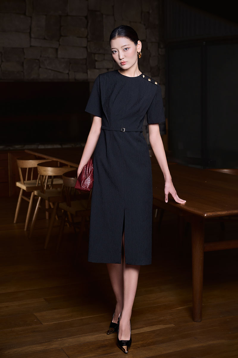 Đầm ôm vai chờm đính cúc trang trí