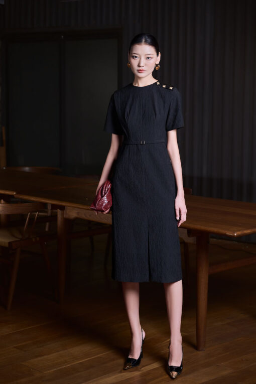 Đầm ôm vai chờm đính cúc trang trí