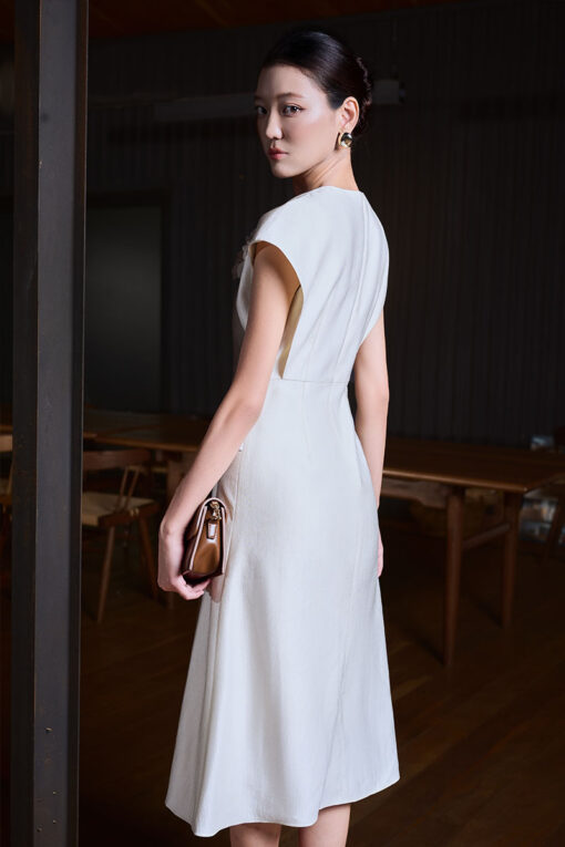 Đầm xòe tay liền thân cài hoa ngực