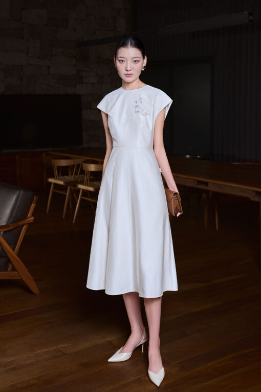 Đầm xòe tay liền thân cài hoa ngực