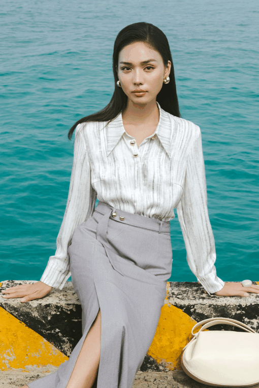 Sơ mi DT hoạ tiết cổ đính cúc trang trí