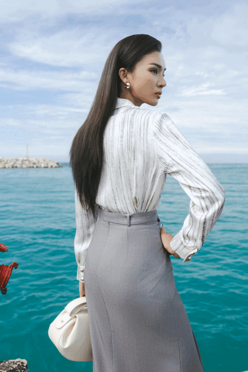 Sơ mi DT hoạ tiết cổ đính cúc trang trí