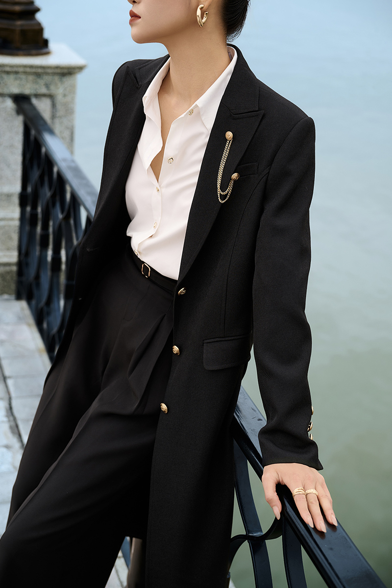 Áo khoác dài cài xích trang trí