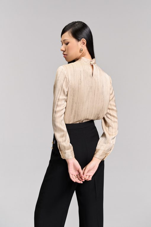 Sơ mi DT hoạ tiết, cổ tạo nơ đính tag TT