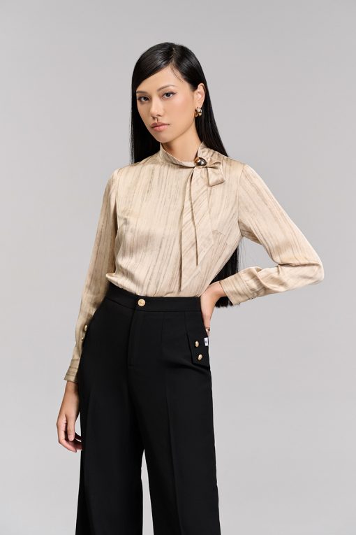 Sơ mi DT hoạ tiết, cổ tạo nơ đính tag TT