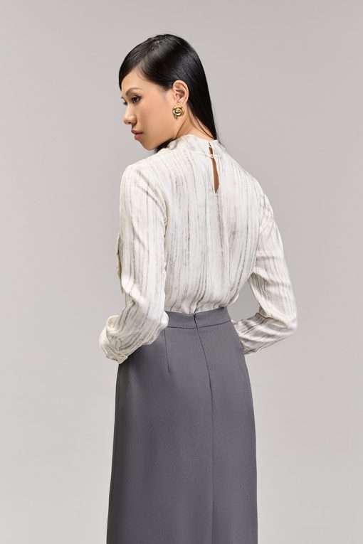 Sơ mi DT hoạ tiết, cổ tạo nơ đính tag TT